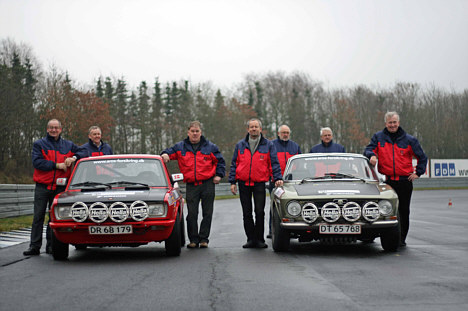 Erfaring og dygtighed tæller på de snedækkede bjergveje i det historiske Monte-Carlo løb. Arne Pagh og Lars Bækkelund i Fiat samt Jens Gandrup og Bent Mikkelsen i Alfa Romeo er klar til dysten med bjergene. Servicefolkene i baggrunden er uundværlige for et godt resultat.